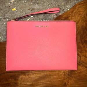 Michael Kors Jet Set Travel XL
Zip Clutch Wristlet Clutch
Leather Bag Grapefruit
